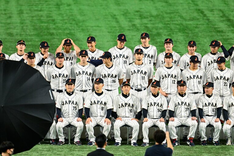 左上、松井裕樹と吉田正尚に挟まれた格好の今永　©Nanae Suzuki