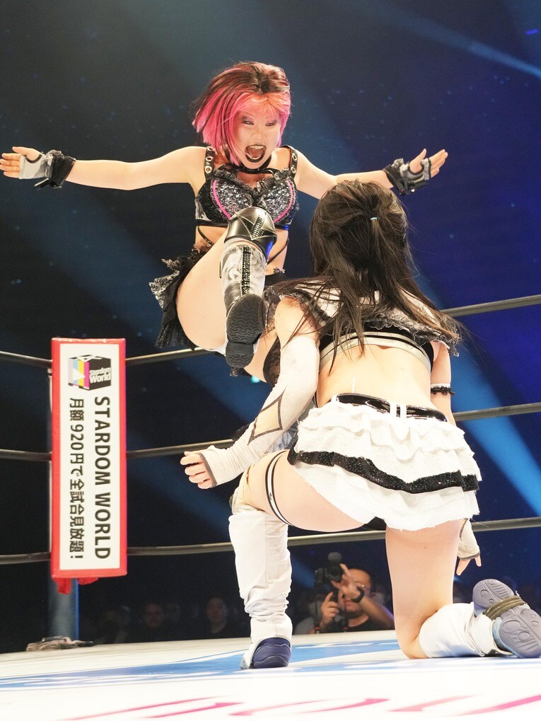 ドロップキックを見舞う吏南　©Essei Hara