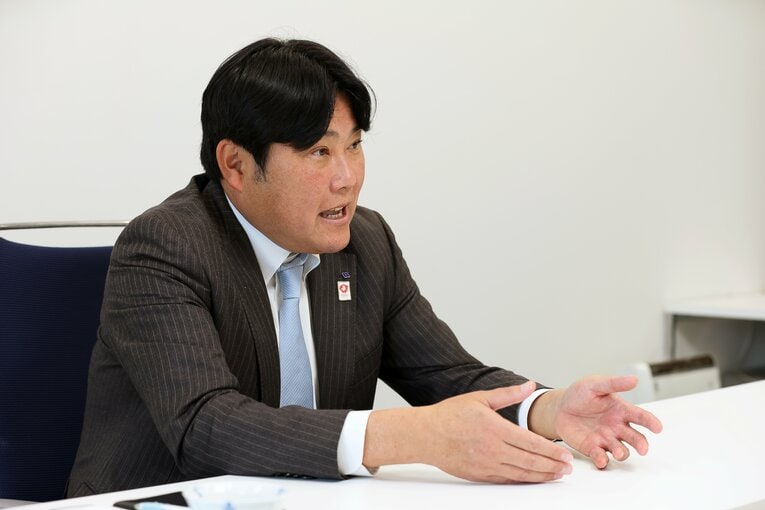 「山に特化したランナーは伸びない」という俗説を否定する住友電工の渡辺康幸監督　©Shigeki Yamamoto