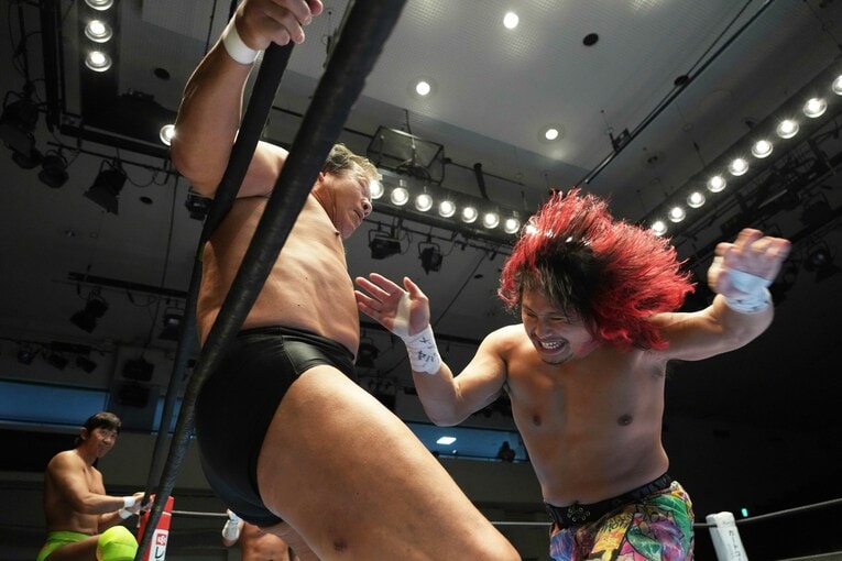 藤波にチョップを見舞うヒロム