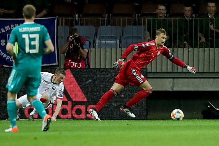 プレスに来た相手FWをいなす場面も“ノイアーあるある”だ©Getty Images