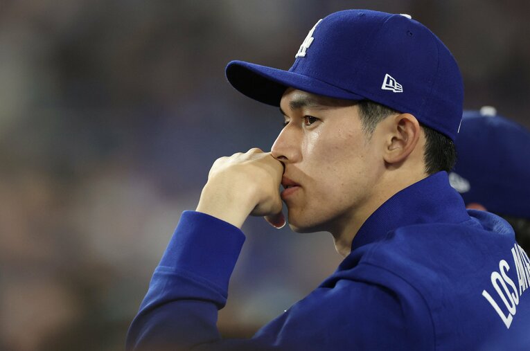 本拠地初登板となったタイガース戦では2回途中で降板となった佐々木。降板後はベンチで目に涙を浮かべるシーンも　©JIJI PRESS