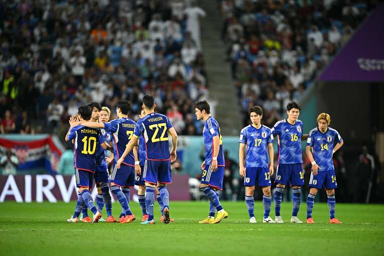 南野を迎える選手たち　©Takuya Kaneko／JMPA