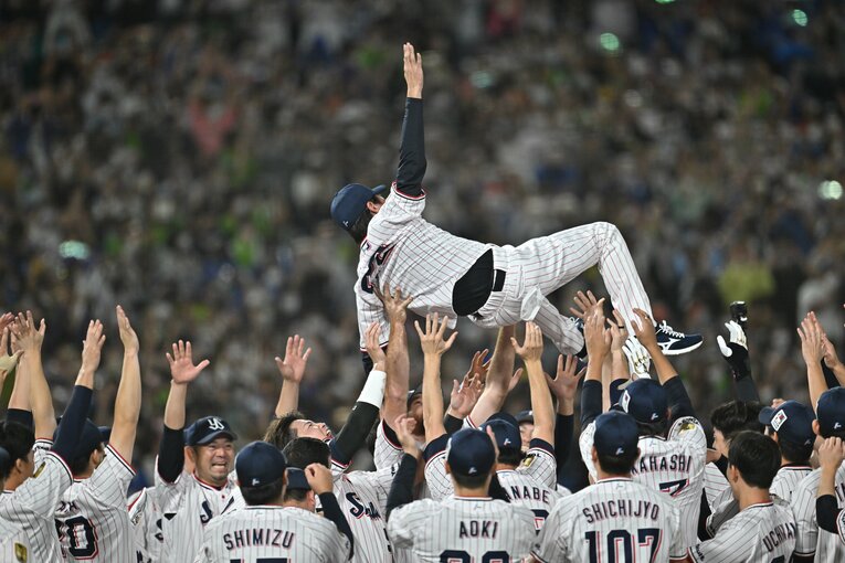 ２年連続で宙に舞った高津監督　©Hideki Sugiyama