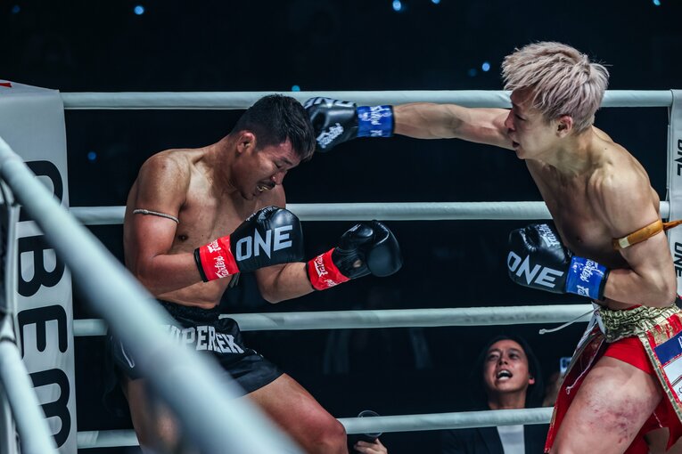 スーパーレックをコーナーに追い詰める武尊　©ONE Championship