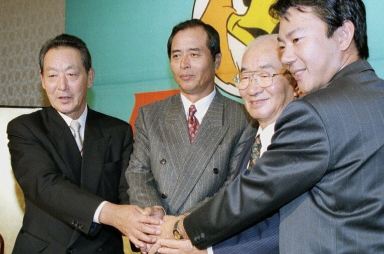 左から根本陸夫、王、中内オーナー、中内正オーナー代行　©KYODO