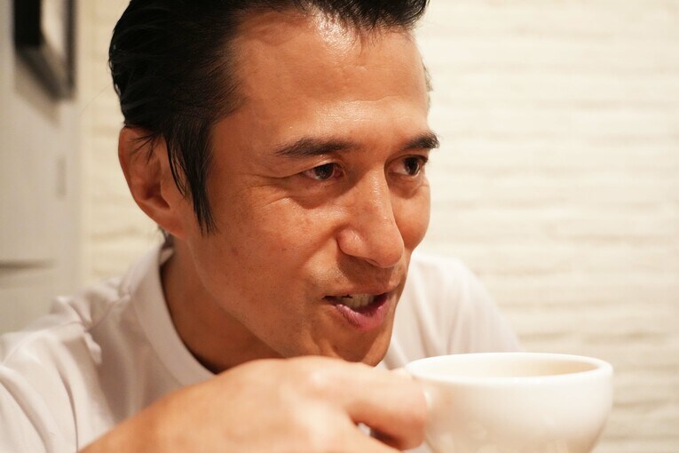 ティーカップを口に運ぶ仕草も「猪木そっくり」なアントニオ小猪木