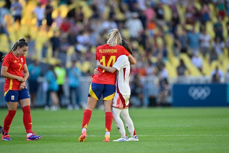 長谷川唯とスペイン選手の“親愛ハグ”（全4枚中の2枚目） ©Takuya Nakachi/JMPA