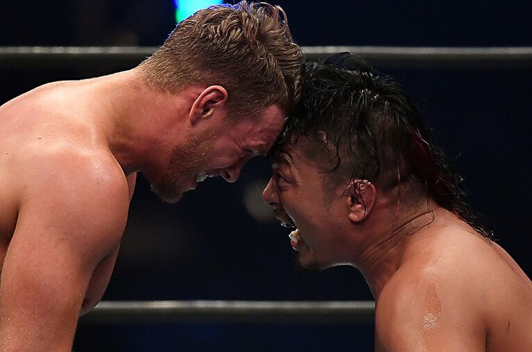 ウィル・オスプレイ（左）と鷹木信悟の長時間に及ぶ試合は、何度でもまた見たくなるものだった ／ photograph by Masashi Hara