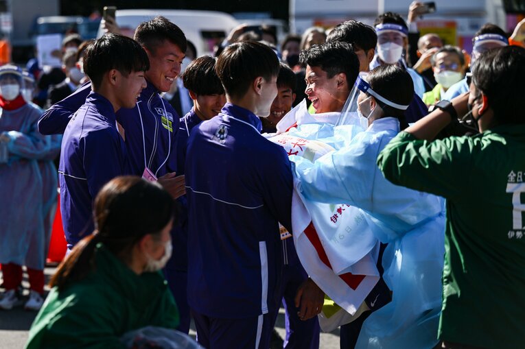 ゴールした花尾はチームメイトのもとへ向かう　©Nanae Suzuki