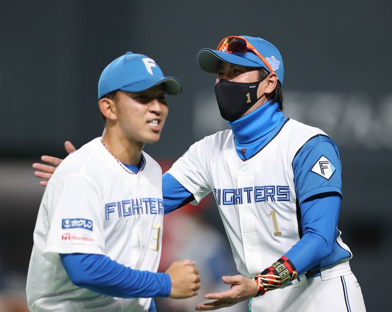 一軍登板時には新庄剛志監督から労いを受ける場面も　©︎JIJI PRESS
