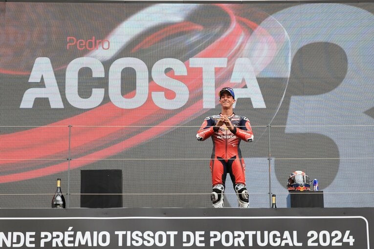 表彰式で喜びを隠さないアコスタ　©Satoshi Endo