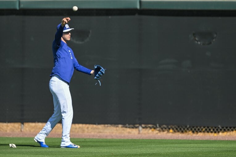 【Number現地撮影：佐々木朗希の最新写真】シーズン開幕に向けた調整を続ける佐々木（写真は右に続きます）　