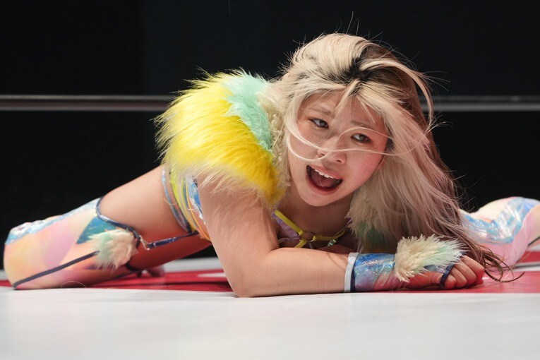 立ち上がる羽南　©Essei Hara