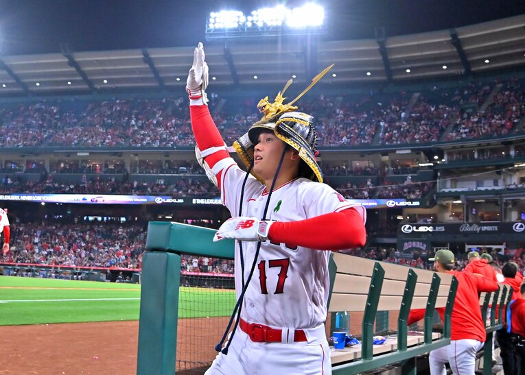 兜をかぶり、客席に向けお茶目な決めポーズ（スワイプすると、その他の「愛されすぎなショウヘイの日常」をご覧になれます）©JIJI PRESS