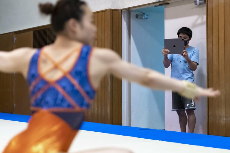 宮川紗江の練習を撮影する速見佑斗コーチ　©︎Takuya Sugiyama