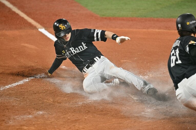 日本シリーズ第1戦、前走の川村友斗に追いつかんばかりのスピードで生還する周東佑京　©︎Hideki Sugiyama