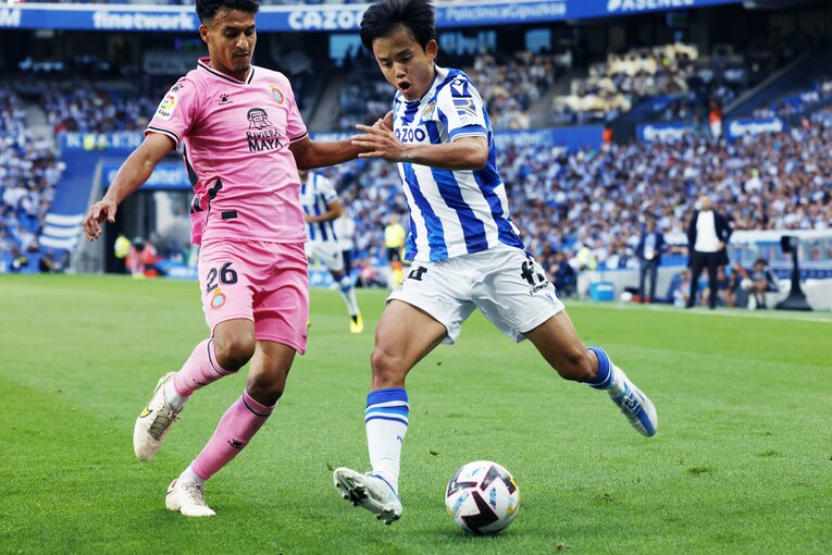 「KUBOコール」や「武房、シャツくれませんか」日本語メッセージの少年、猛プレスに感謝のハグ…“久保建英リーガ100戦目の進化”を撮った(20)