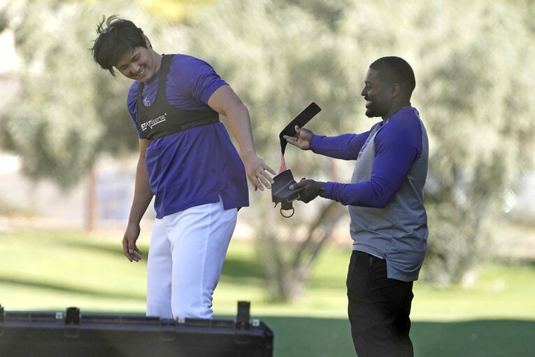 スミスコーチとのトレーニングでは、数多くの笑顔が見られる大谷　©AFLO