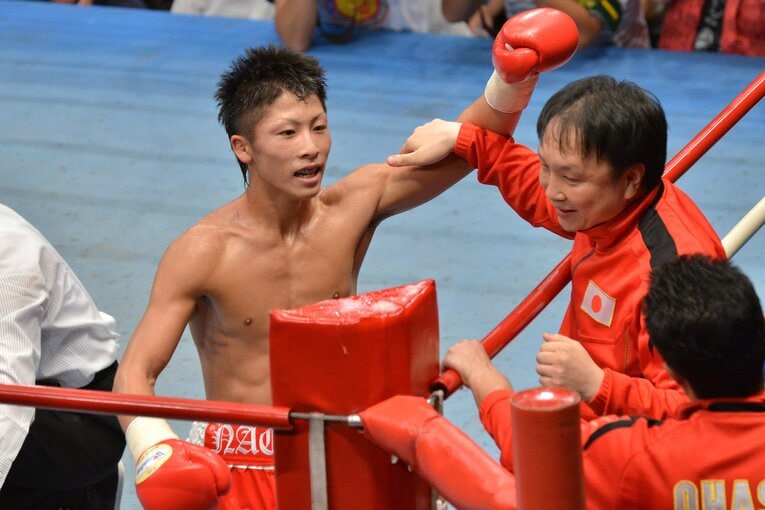 2012年10月、プロデビュー戦でKO勝ち（当時19歳）【1／3枚】　©AFLO