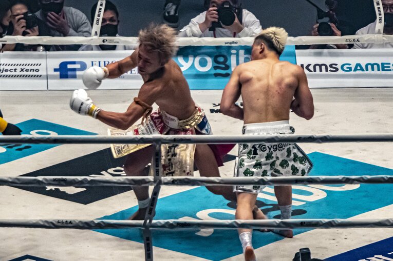 那須川天心が武尊からダウンを奪った場面（連続写真）　©Takuya Sugiyama