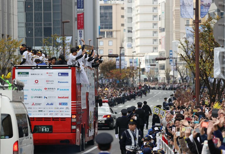 2023年11月23日、神戸市で行われた阪神の優勝パレード　©JIJI PRESS
