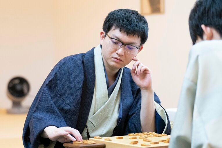 【藤井vs永瀬レア写真】負けても勝っても嬉しそう…2人の感想戦を見る（右に続きます）　©Keiji Ishikawa