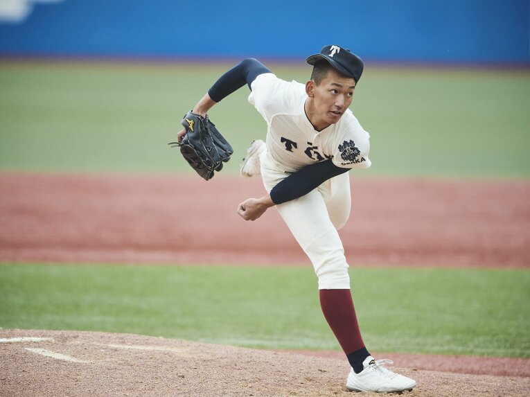 前田の投球フォーム（三塁側から） ©Yuki Suenaga