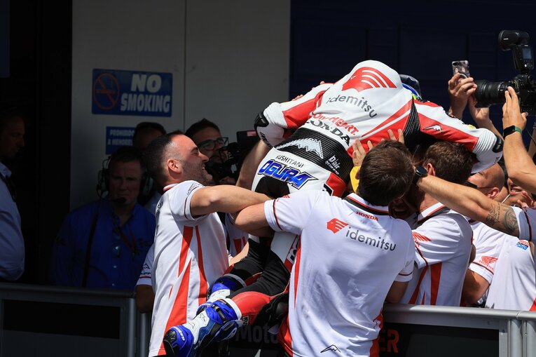 パルクフェルメでチームスタッフのもとにダイブする小椋　photograph by Satoshi Endo