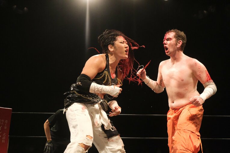 元パティシエが蛍光灯で殴り合い…“デスマッチアマゾネス”山下りなの媚びない魅力「犯罪以外なら何してもいい」 米国で男子相手に王座獲得(50)