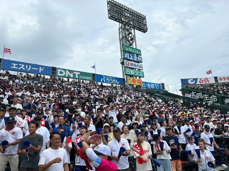 未来富山アルプスを埋めた大応援団　©Yukiko Umetsu