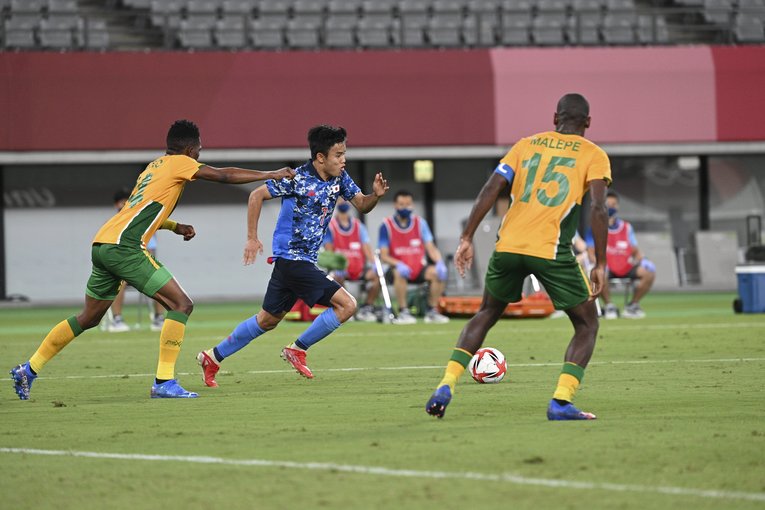 ゴールの前で相手選手と1対1になった久保。ボールを左横に持ち出し、GKに自身のお腹が見えないような体勢を作った　©JMPA