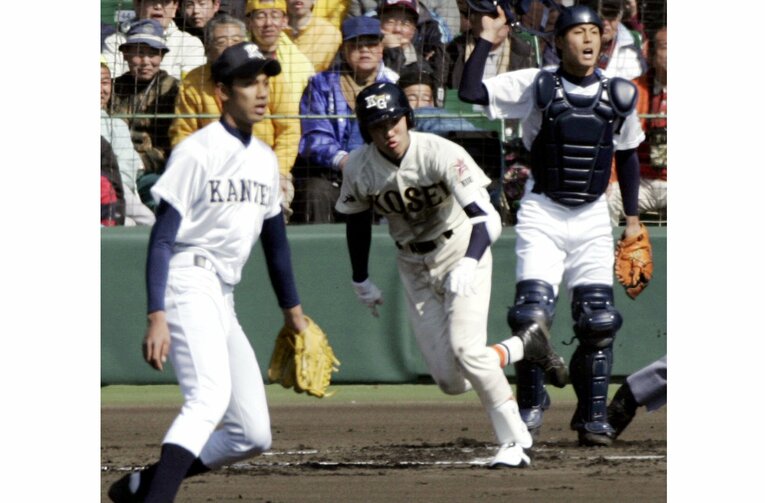 2006年のセンバツ甲子園でヒットを放つ坂本勇人（巨人）。投手は関西・ダース・ローマシュ匡 ©KYODO