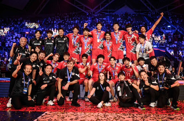 ネーションズリーグで銀メダルを獲得したバレーボール男子日本代表　©︎Volleyball World