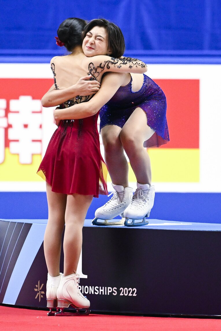 表彰式にて。同じ中野コーチの指導を受ける三原舞依と　©Asami Enomoto