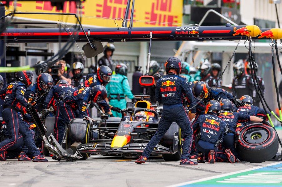 《F1前半戦総括》王者の風格で首位独走のフェルスタッペンと、速くても結果が残らないルクレールの明暗を分けたものとは<Number Web> photograph by Getty Images / Red Bull Content Pool