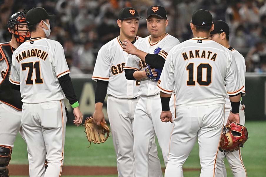 巨人不振の根源に「勝利の方程式・整合性なきリリーフ起用」 成績で見ると盤石ヤクルトとの差は歴然〈セ唯一の救援防御率4点台〉<Number Web> photograph by Hideki Sugiyama