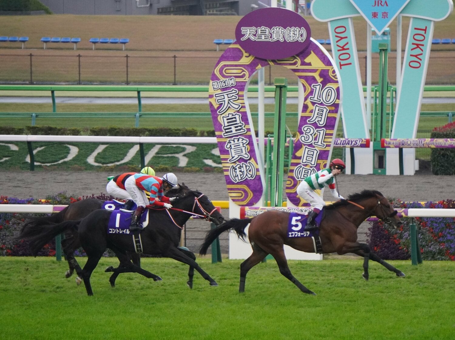 コントレイル、グランアレグリアらをおさえて天皇賞・秋を制覇　©Satoshi Hiramatsu