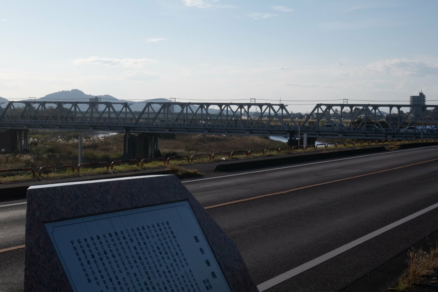 「渡良瀬橋」の歌碑（手前）。橋を見ながら、フルコーラスが聞ける