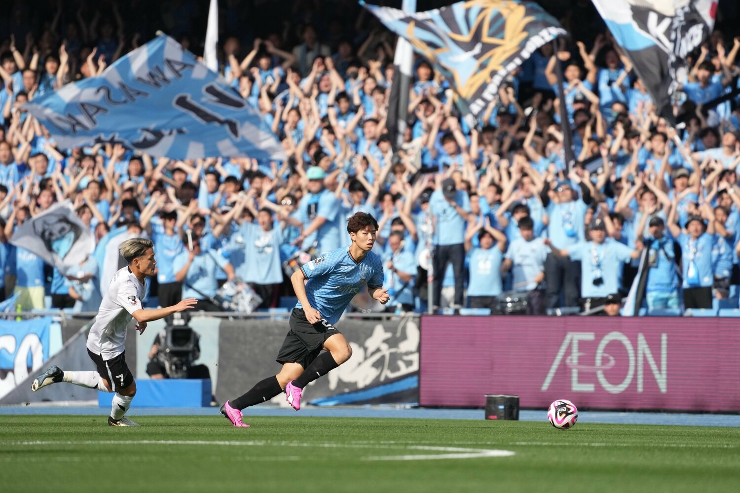 松木玖生のプレッシャーを受けながらボールを運ぶ高井幸大　©Masashi Hara/Getty Images