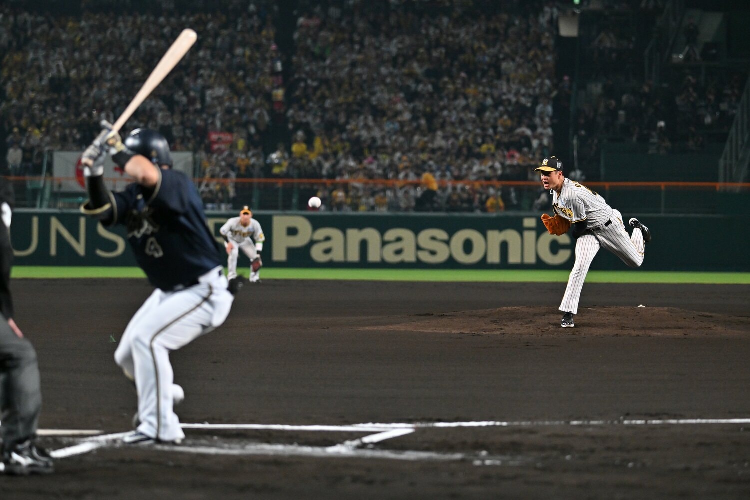 オリックス森友哉（左）との対戦。SNSでは日本シリーズという大舞台、さらには甲子園での再会だったことから「高校時代を思い出す」と話題を集めた　©︎Hideki Sugiyama