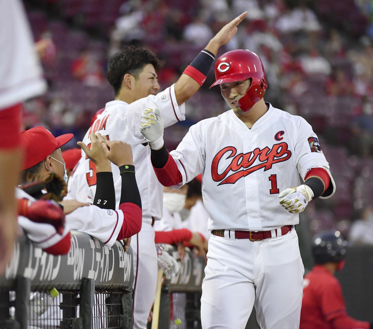 6試合連続本塁打に喜ぶ鈴木　©Kyodo News