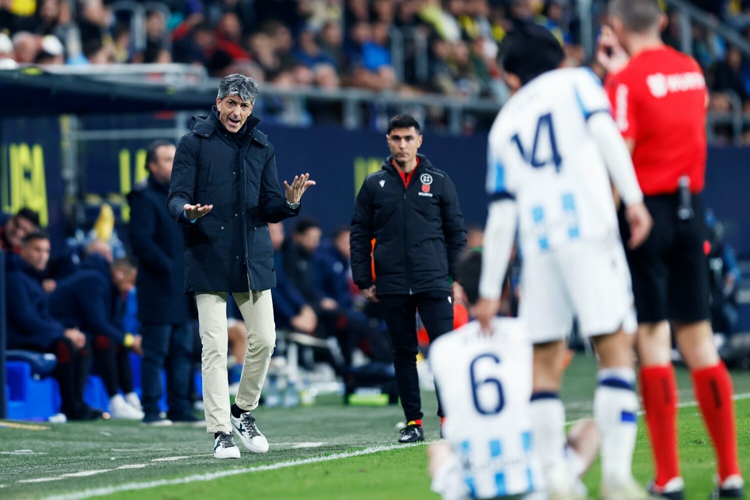 アクシデントが起きたエルストンドを慰める久保と、負傷者続出の状況を嘆くイマノル監督