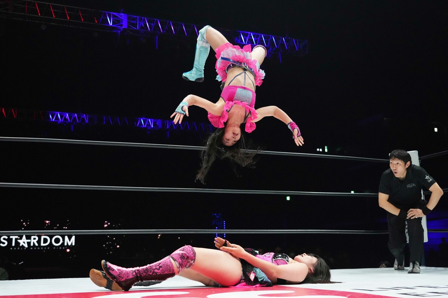 空中技を得意とする美蘭。得意のライオンサルトを決める　©Essei Hara