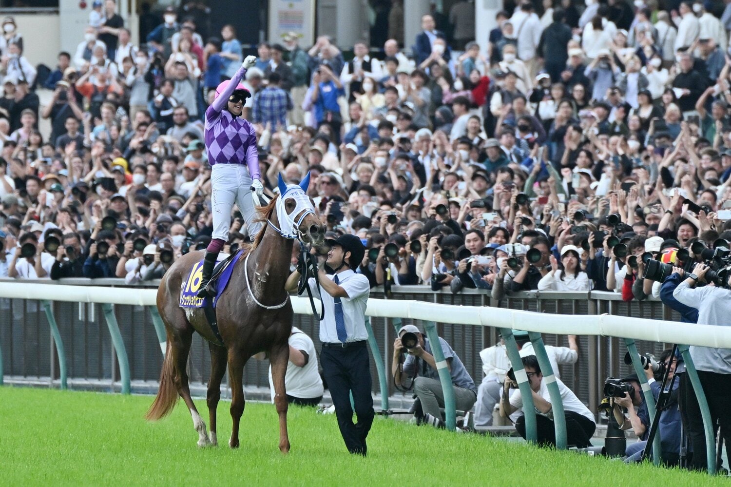 ジュウリョクピエロのウイニングラン。今村聖奈は東京競馬場の大歓声に立ち上がって応えた　©JIJI PRESS