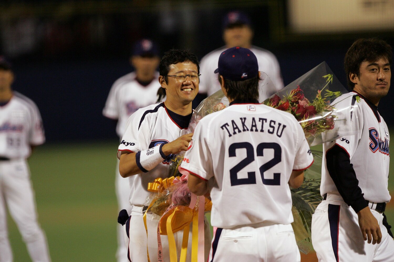 古田の引退試合で花束を渡す高津 ©Hideki Sugiyama