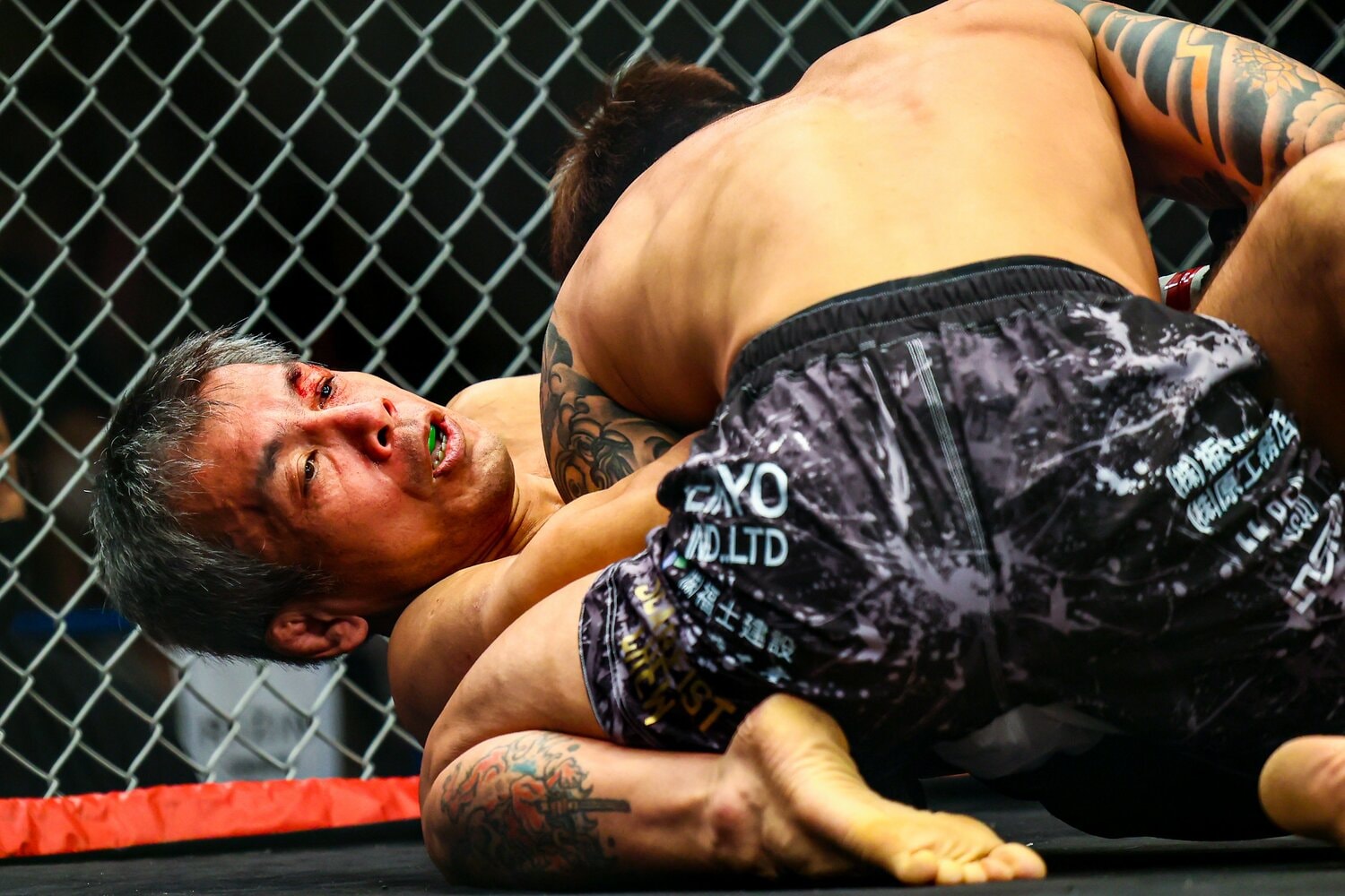 眼球にパンチを被弾し、攻め込まれる大石真丈　©Susumu Nagao