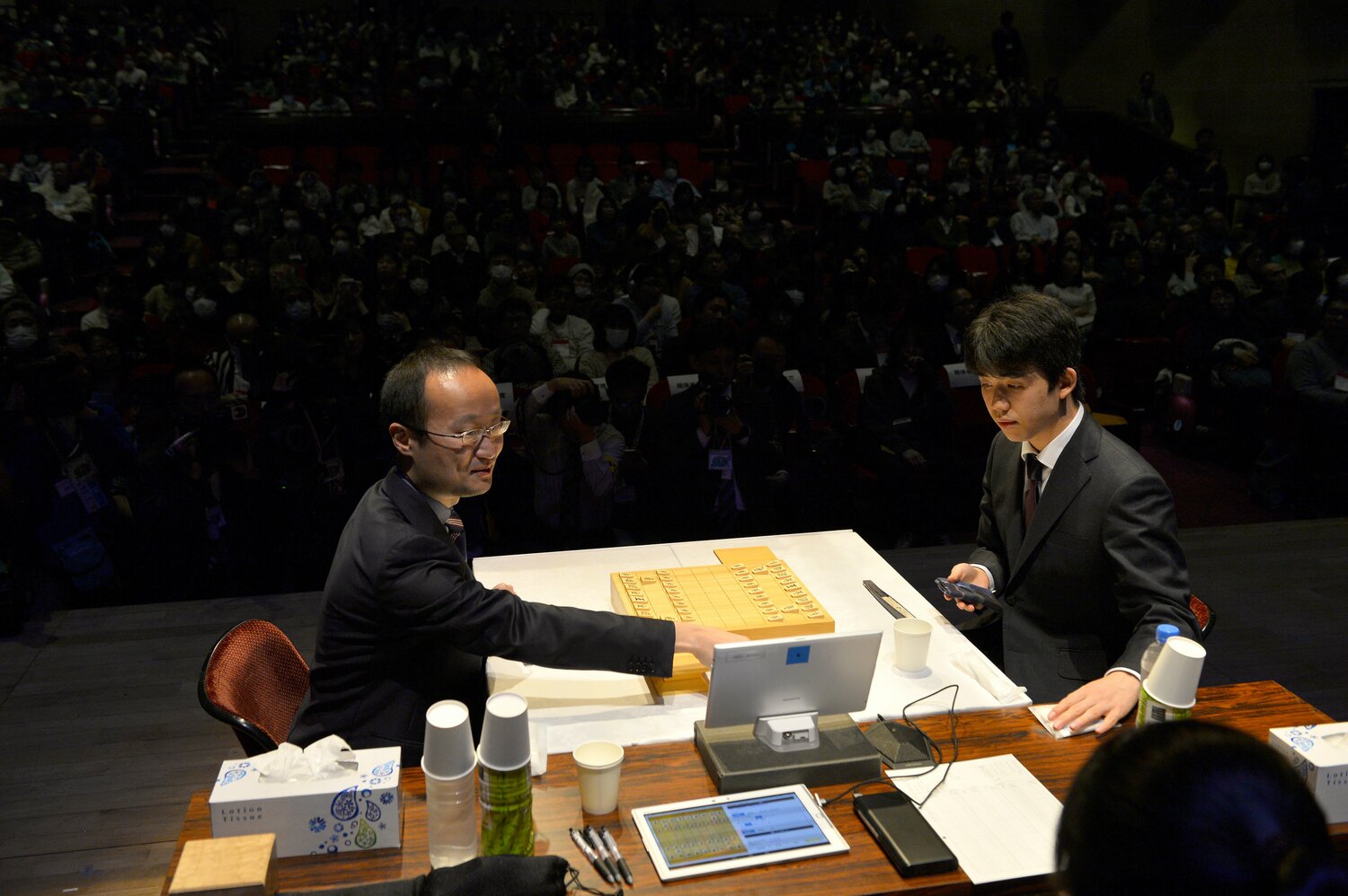 2019年、朝日杯将棋オープン戦の決勝で対戦　©Takashi Shimizu