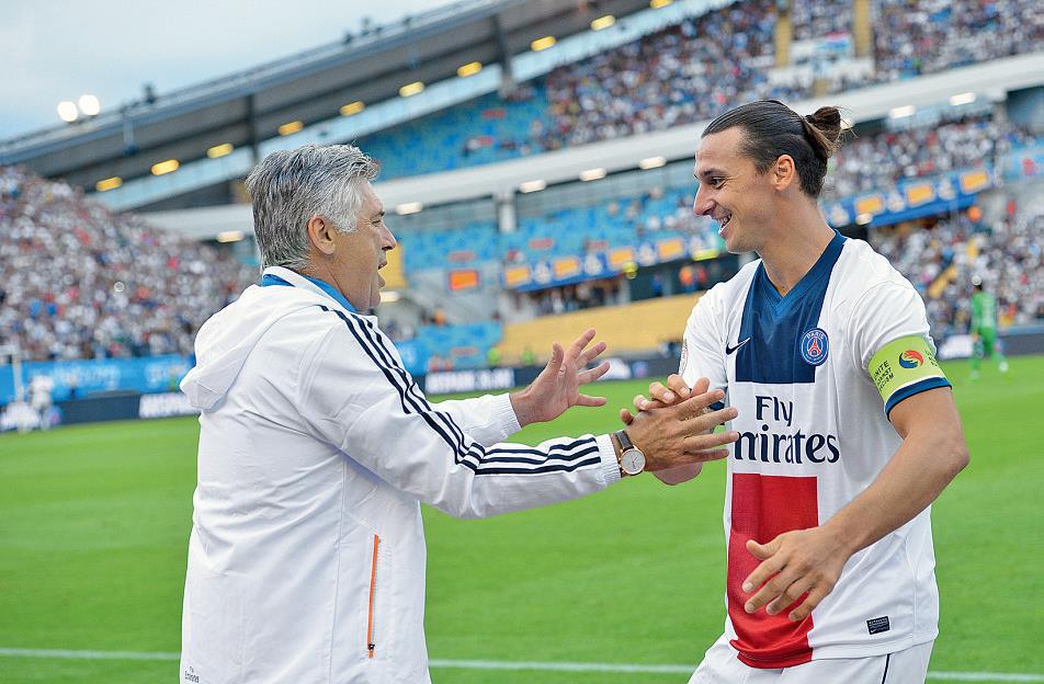 ズラタン・イブラヒモビッチと握手を交わすカルロ・アンチェロッティ　©Pierre Lahalle/l’Équipe