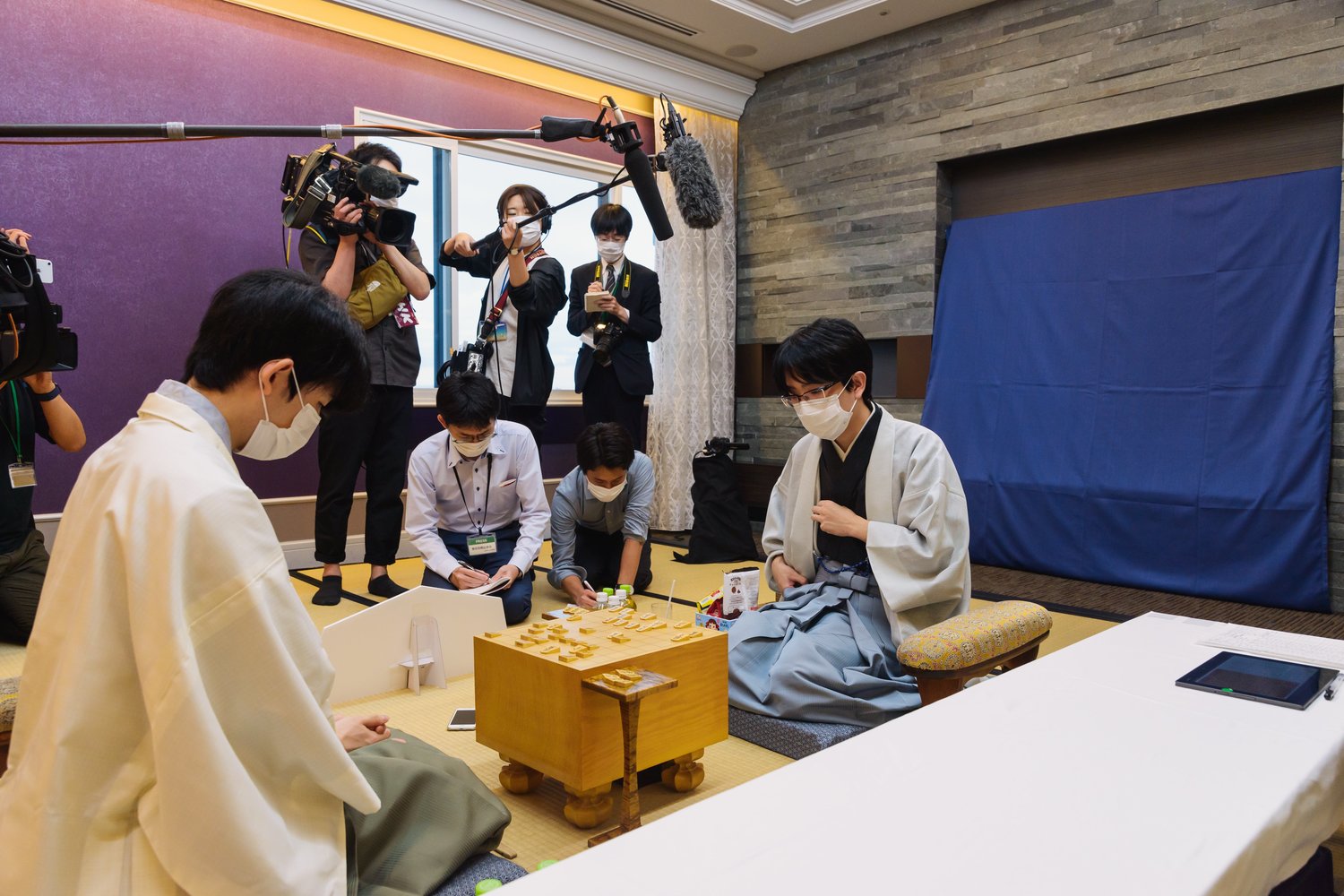 叡王戦第4局の終局後 ©日本将棋連盟